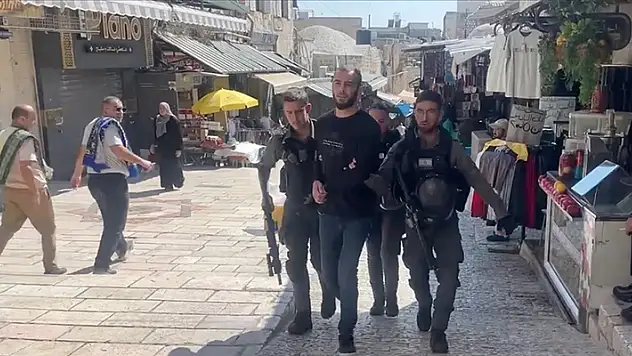 İsrail polisi, Mescid-i Aksa'da Filistinlilere gaz bombası ile müdahale etti
