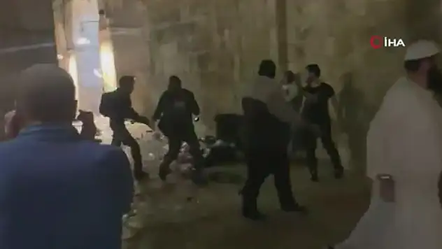 İsrail polisi Mescid-i Aksa'da namaz kılan cemaate saldırdı