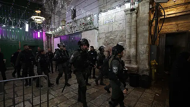 İsrail polisi Mescid-i Aksa'ya baskın düzenledi
