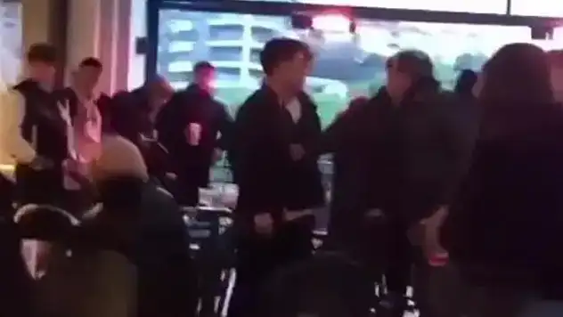 İsrail saldırılarını protesto eden grup ile kahve dükkanındaki müşteriler birbirlerine girdi