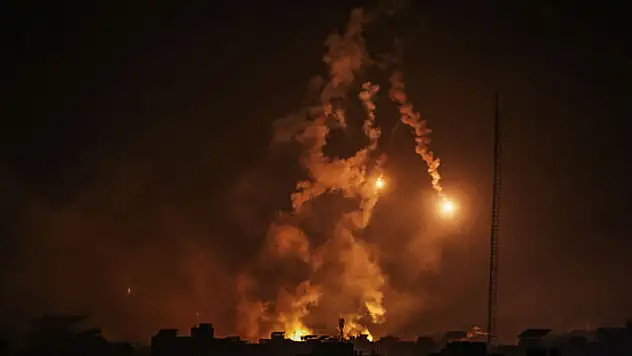İsrail savaş uçakları Gazze'de yine hastanelerin çevrelerini vurdu
