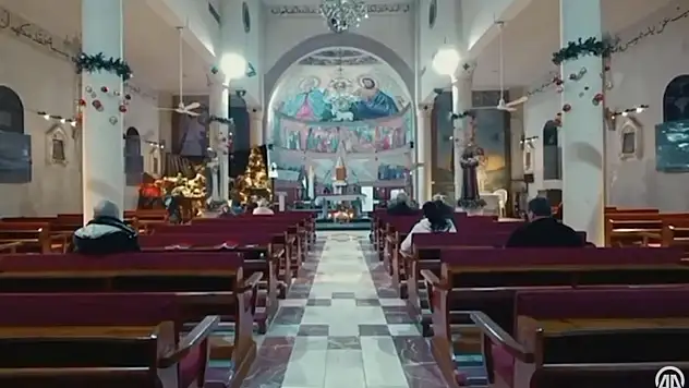 İsrail'in Gazze'ye saldırılarının neden olduğu patlamalar kilisedeki ayine gölge düşürdü