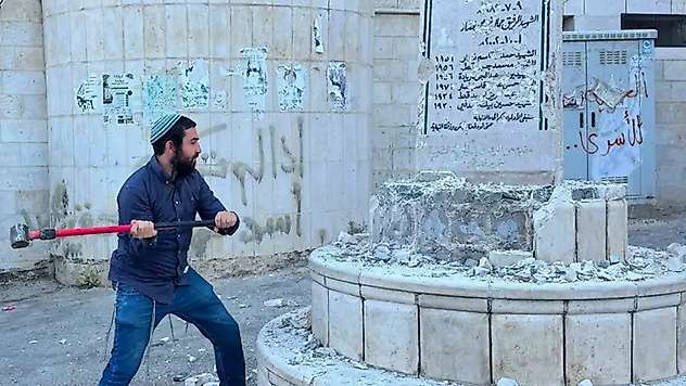 İsrailli vekil Filistinlilere ait anıtı balyozla yıktı!