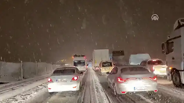 İstanbul-Ankara TEM Otoyolu ve D-100 devlet yolu tüm araç geçişlerine kapatıldı
