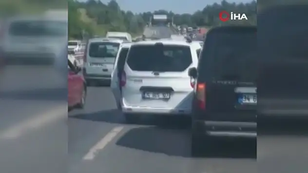İstanbul Arnavutköy'de trafikte inatlaşma kazaya neden oldu
