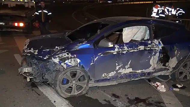 İstanbul - Avcılar D-100'de otomobil bariyerlere çarptı: 1 ölü