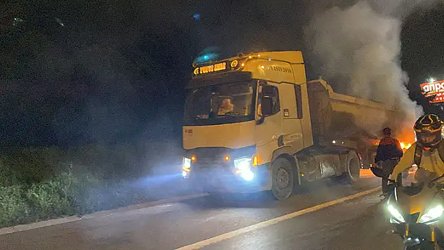 İstanbul-Başakşehir TEM Otoyolu'nda hafriyat kamyonu alev alev yandı
