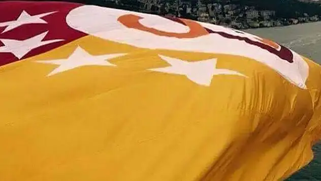 İstanbul Boğazı'na Galatasaray bayrağı