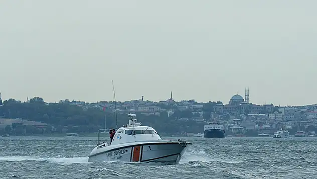 İstanbul Boğazı'ndaki yarışmada kaybolan Rus yüzücüyü arama çalışmaları sürüyor