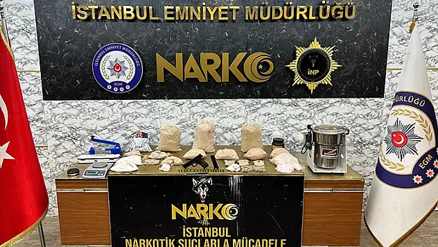 İstanbul'da 21 kilogram uyuşturucu ele geçirildi: Uyuşturucuyu otomobil lastiğine ve aracın bagaj kısmına zulalamışlar
