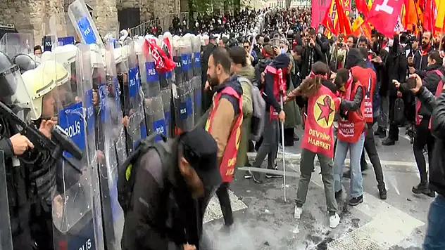 İstanbul'da 210 kişi gözaltına alındı 28 polis yaralandı