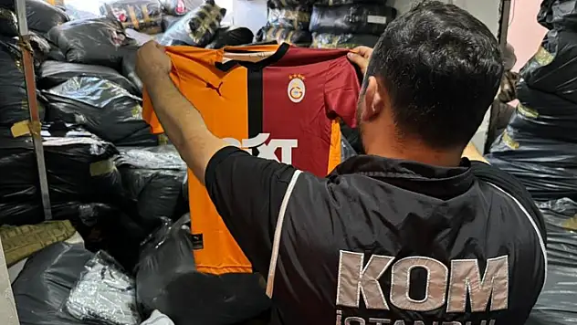 İstanbul'da 4 büyük kulübe ait 180 bin kaçak forma ele geçirildi
