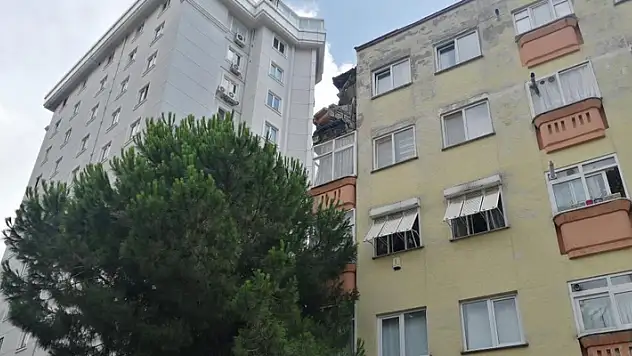 İstanbul'da 4 katlı binada balkon çöktü
