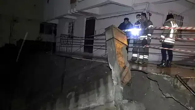 İstanbul'da 4 katlı bir binanın istinat duvarı çöktü