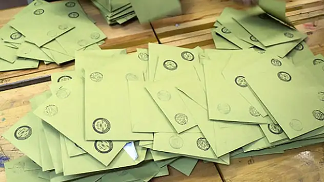 İstanbul'da AK Parti 39 ilçenin 24'ünü, CHP 14'ünü aldı