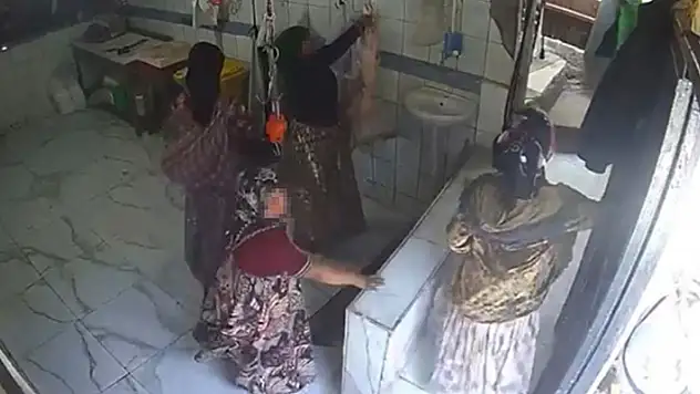 İstanbul'da akıl almaz hırsızlık kamerada: Kancadaki 15 kilogramlık karkas eti çaldılar
