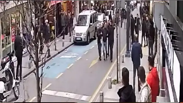 İstanbul'da akılalmaz olay! Baba ile oğlunu önce dövdü sonra da bıçakladı
