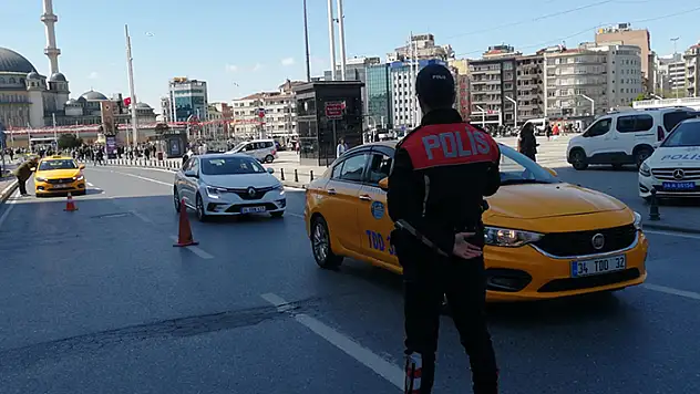 İstanbul'da asayiş uygulamasında 322 kişi gözaltına alındı
