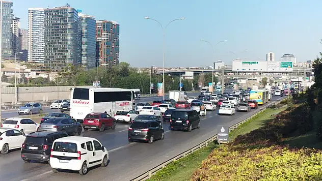 İstanbul'da bayram dönüşü haftanın ilk gününde trafik yüzde 60'lara ulaştı
