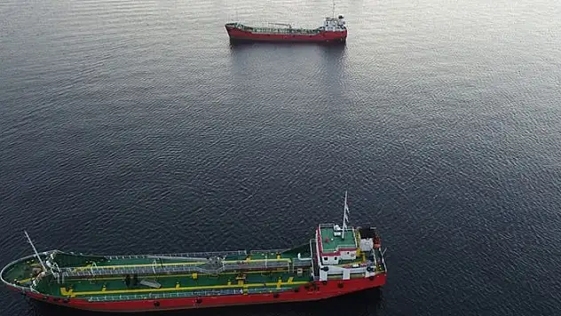 İstanbul'da denizi kirleten gemiye yaklaşık 31,9 milyon lira para cezası kesildi
