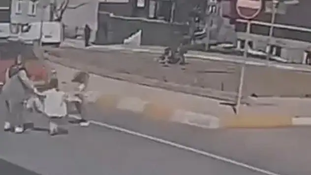 İstanbul'da feci kaza! 5 yaşındaki çocuk metrelerce savruldu
