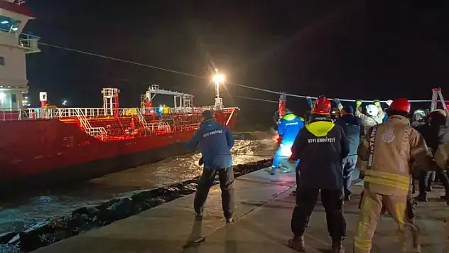 İstanbul'da fırtına gemi karaya oturdu, tekne battı, çatılar uçtu
