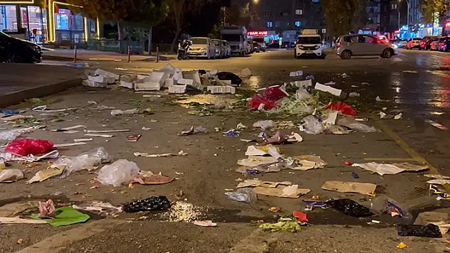 İstanbul'da grev yapan belediye işçileri pazar çöplerini toplamadı