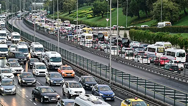 İstanbul'da haftanın ilk iş gününde trafik yoğunluğu yaşanıyor