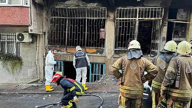 İstanbul'da iş yerinde çıkan ve üst katlara sıçrayan yangında 1 kişi öldü, 5 kişi yaralandı
