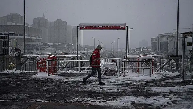 İstanbul'da kar yağışı etkisini artırarak sürdürüyor