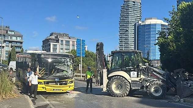 İstanbul'da korkutan çarpışma: Özel halk otobüsü iş makinesine çarptı