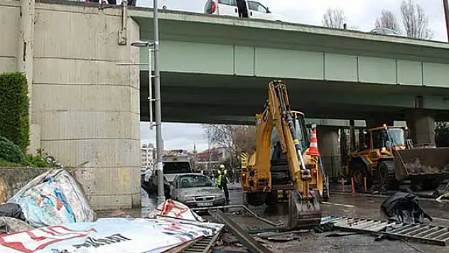 İstanbul'da lodos köprünün korkuluklarını yıktı