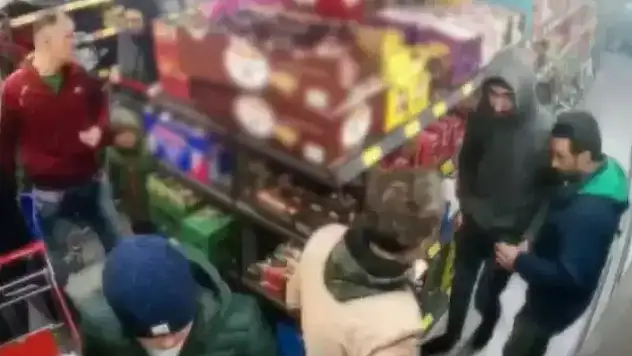 İstanbul'da market reyonlarının arasında uyuşturucu alışverişi
