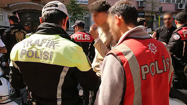 İstanbul'da okul önlerinde yapılan denetimde aranan 3 bin 708 kişi yakalandı