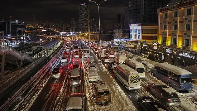 İstanbul'da özel araçlar saat 13.00'e kadar trafiğe çıkamayacak
