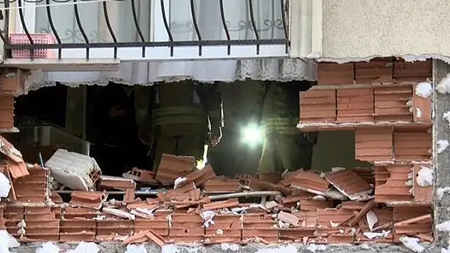 İstanbul'da patlayan rögar evin duvarını yıktı
