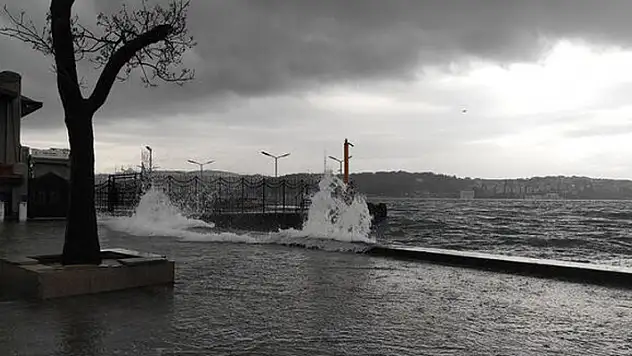 İstanbul'da sağanak ve fırtına! 1 kişi hayatını kaybetti