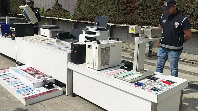 İstanbul'da sahte pasaport, kimlik ve vize hazırlayan şebekeye operasyon: 15 gözaltı
