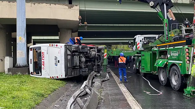 İstanbul'da servis minibüsü devrildi, 6 polis yaralandı
