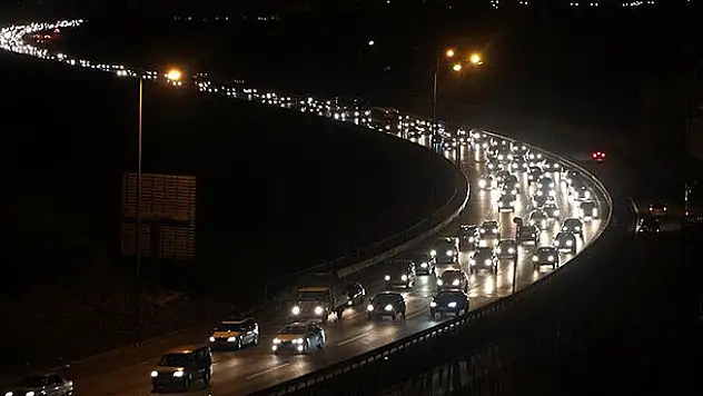 İstanbul'da seyir halindeki polis aracına ateş açıldı