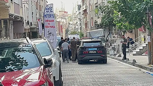 İstanbul'da Suriye uyruklu şahıs tartıştığı eşini, oğlu da babasını bıçakladı
