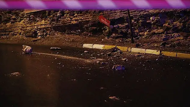 İstanbul'da surlardan kopan taşlar yola savruldu