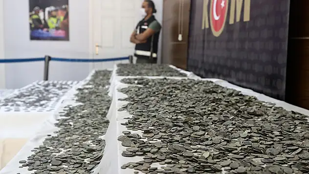 İstanbul'da tarihi eser operasyonunda 34 bin 550 sikke ele geçirildi
