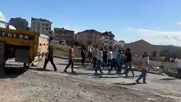 İstanbul'da tekstil atölyesindeki kavga sokağa taştı! Tekmeler ve yumruklar havada uçuştu!