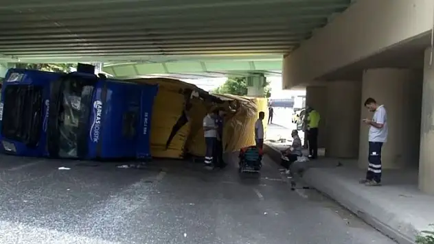 İstanbul'da tır, otobüsün üzerine devrildi: 8 yaralı