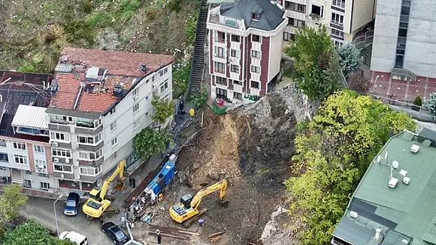 İstanbul'da toprak kayması nedeniyle 2 bina boşaltıldı
