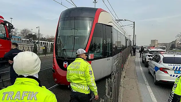 İstanbul'da tramvayın altında kalan kişi hayatını kaybetti
