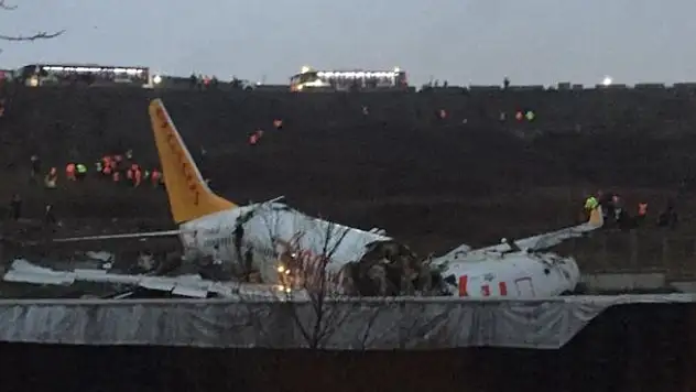 İstanbul'da uçak pistten çıktı! Uçak üçe bölündü