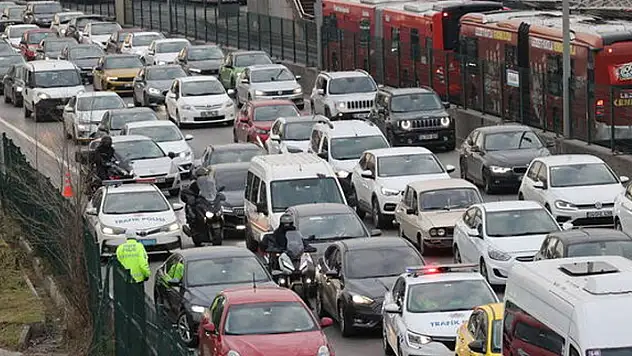 İstanbul'da yağış trafiği kilitledi! Yoğunluk: % 81'e çıktı!
