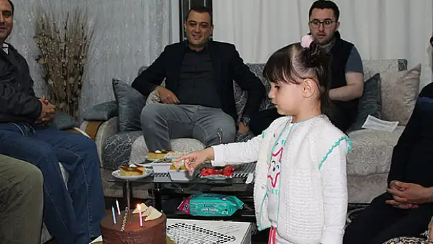 İstanbul'da yaşayan küçük kızdan Konya'daki ağabeyine doğum günü sürprizi